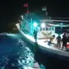 Proses evakuasi 5 korban selamat tenggelamnya KLM Nurul Salsa. (IST)