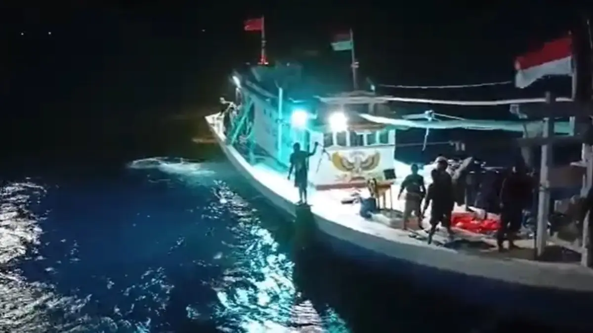 Hari ke-4 Pencarian Korban Kapal Tenggelam KM Nurul Salsa: 5 Ditemukan Bertahan Hidup Pakai Rompong Proses evakuasi 5 korban selamat tenggelamnya KLM Nurul Salsa. (IST)