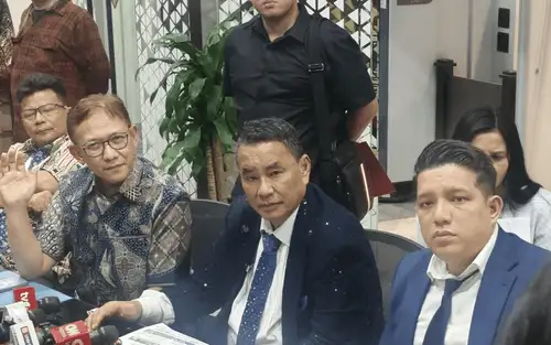 Tim kuasa hukum eks Jaksa Agung Muda Bidang Tindak Pidana Khusus (Jampidsus) Febrie Adriansyah memberikan kete