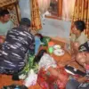 Personil TNI AL yang tergabung dalam SAR Gabungan memeriksa kondisi dua korban KM Nurul Salsa yang dinyatakan