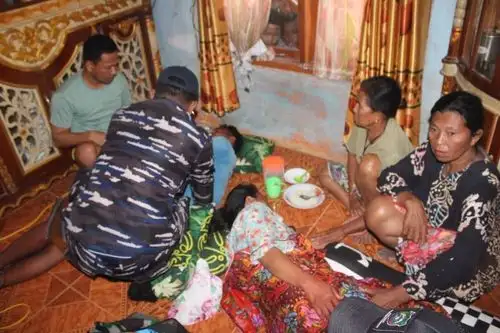 Hari ke-5 Pencarian Korban Kapal Tenggelam KM Nurul Salsa: 2 Penumpang Ditemukan Personil TNI AL yang tergabung dalam SAR Gabungan memeriksa kondisi dua korban KM Nurul Salsa yang dinyatakan