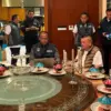 Petugas kepolisian mengamankan pengusaha properti Tan Kian (berjaket coklat) saat menjalani pemeriksaan di kaw