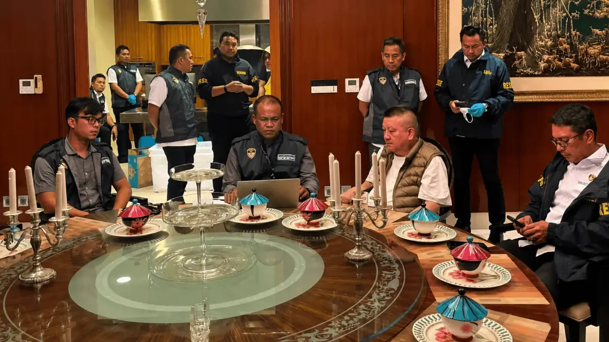 Petugas kepolisian mengamankan pengusaha properti Tan Kian (berjaket coklat) saat menjalani pemeriksaan di kaw