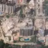 Gambar satelit dari Vantor menunjukkan bangunan apartemen yang runtuh dan kerusakan yang meluas disebabkan ole