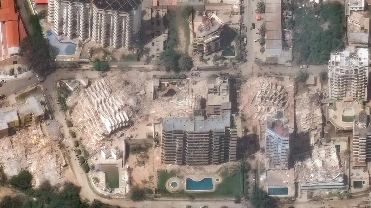 Gambar satelit dari Vantor menunjukkan bangunan apartemen yang runtuh dan kerusakan yang meluas disebabkan ole