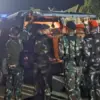 Jenazah Pilot Nicholas Goselin berkebangsaan Amerika Serikat saat hendak dibawa ke hanggar AMA di Sentani sete