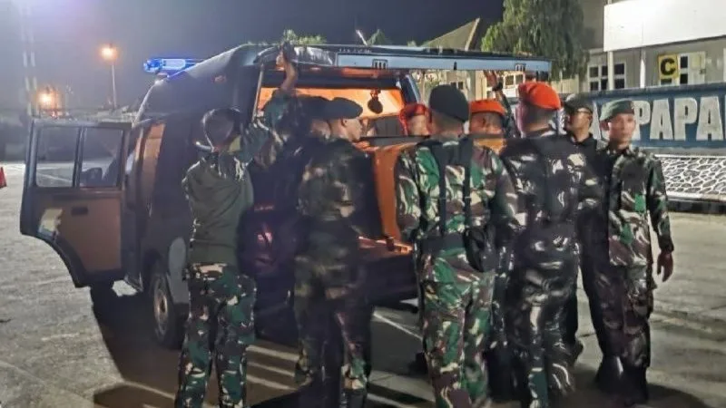 Jenazah Pilot Nicholas Goselin berkebangsaan Amerika Serikat saat hendak dibawa ke hanggar AMA di Sentani sete