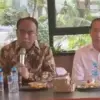 Ketua Umum Projo, Budi Arie Setiadi bersama Presiden ke-7 Joko Widodo dalam sebuah diskusi di Jakarta, Senin (