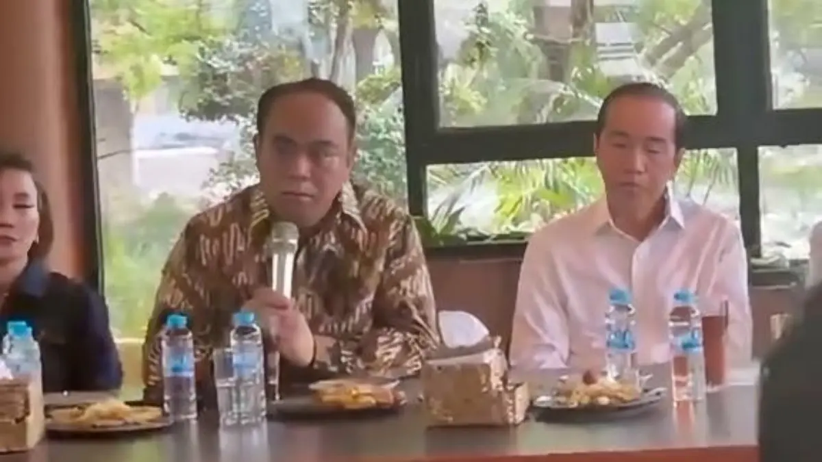 Ketua Umum Projo, Budi Arie Setiadi bersama Presiden ke-7 Joko Widodo dalam sebuah diskusi di Jakarta, Senin (