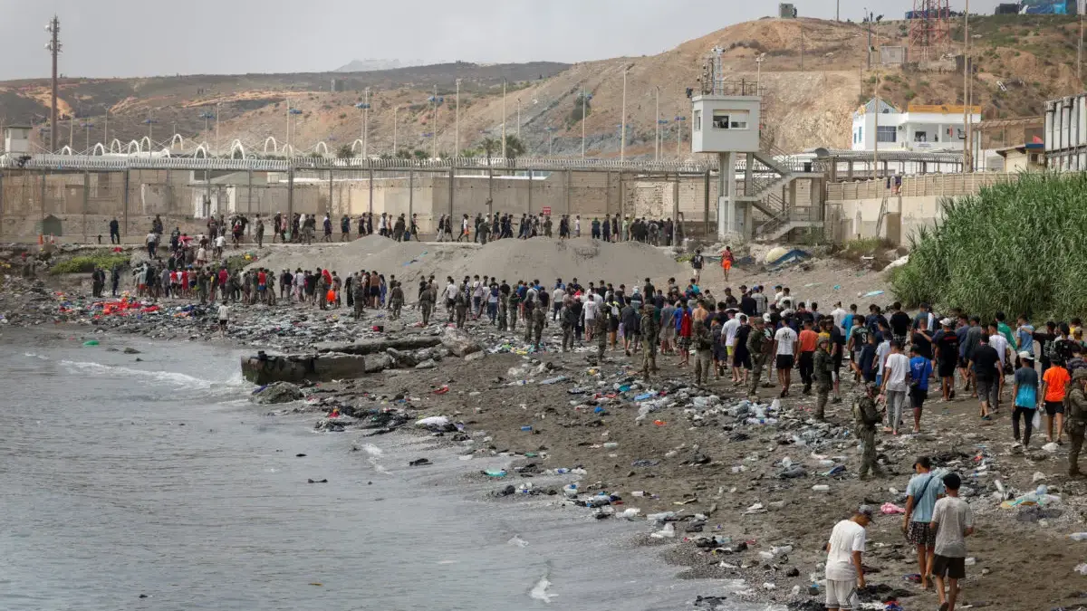 Ceuta Membara: Migrasi Massal atau Permainan Geopolitik? Ribuan migran telah mengalir ke wilayah kecil Spanyol Ceuta di Afrika Utara dari Maroko, mendorong Spanyol un