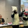 Pelaksana Tugas (Plt.) Direktur Penyidikan Komisi Pemberantasan Korupsi Achmad Taufik Husein (kiri) mempersila