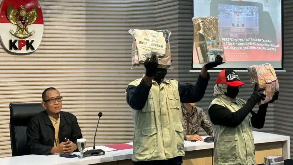 Pelaksana Tugas (Plt.) Direktur Penyidikan Komisi Pemberantasan Korupsi Achmad Taufik Husein (kiri) mempersila