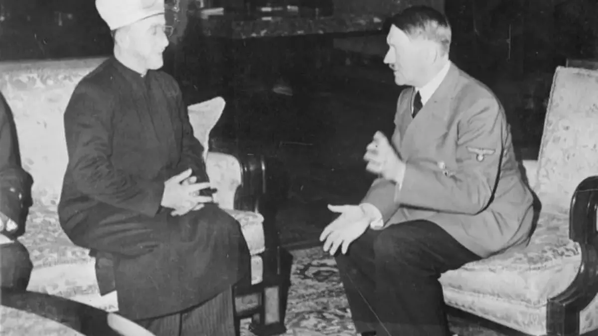 Syaikh Muhammad Amin Al Husaini saat bertemu dengan Adolf Hitler pada 28 November 1941.(Wikimedia Commons)