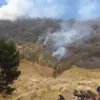 Titik api masih ditemukan pada hari ke empat di kawasan Taman Nasional Bromo Tengger Semeru, Kamis (6/8/2026).