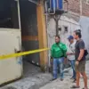 Polisi olah TKP kasus penganiayan dan penyekapan yang berujung korban hilang nyawa, di sebuah indekos yang ber