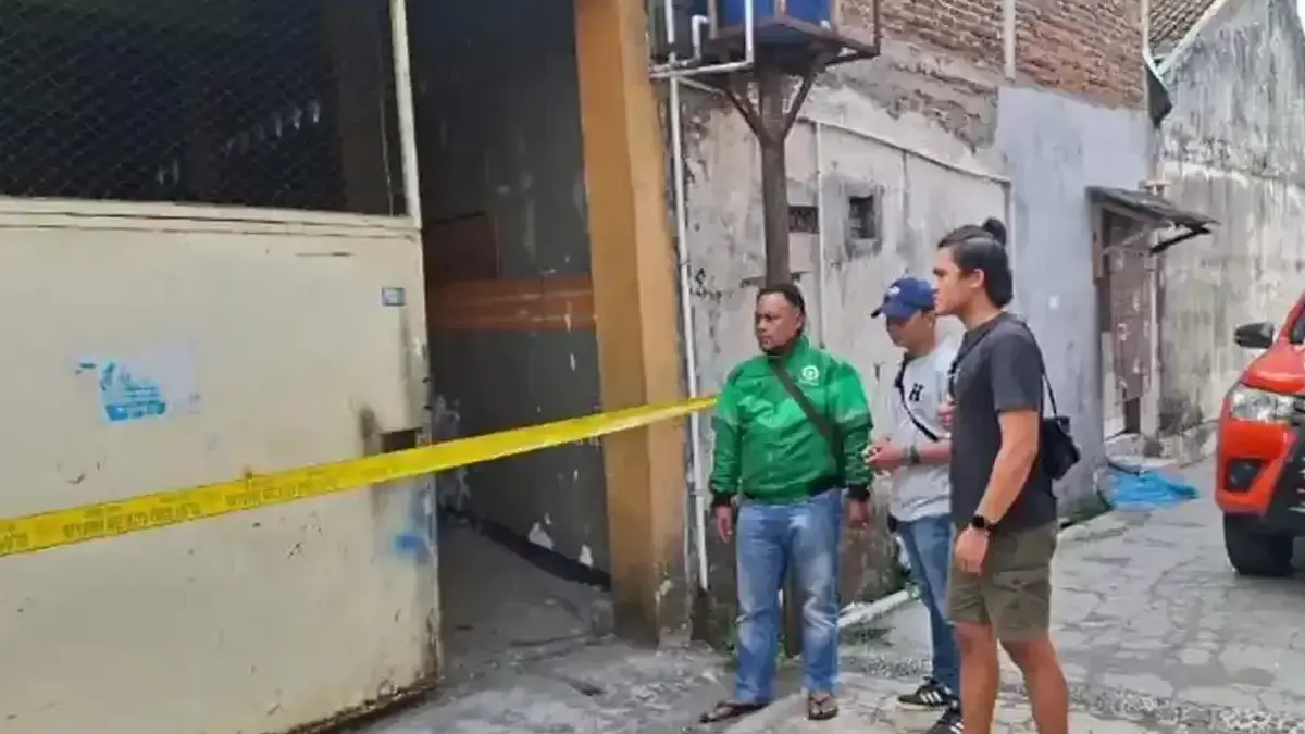 Tewas Terikat Kawat dan Tali, Pria Asal Bandung Jadi Korban Penyekapan di Sumedang Polisi olah TKP kasus penganiayan dan penyekapan yang berujung korban hilang nyawa, di sebuah indekos yang ber