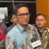 Kuasa hukum Febrie Adriansyah, Febri Diansyah, berbicara kepada awak media usai sidang putusan praperadilan kl