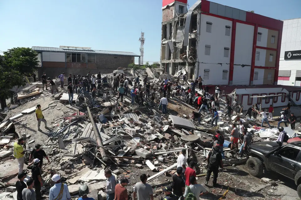 6 Bandara Rusak Akibat Gempa M7,4 di Wilayah Barat Kolombia, Saat Ini Ditutup Warga dan petugas penyelamat mencari korban melalui puing-puing bangunan yang runtuh setelah gempa bumi meland