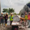 Pekerja menyelesaikan proyek perbaikan infrastruktur di salah satu ruas jalan di Kabupaten Cirebon. Dinas Peke
