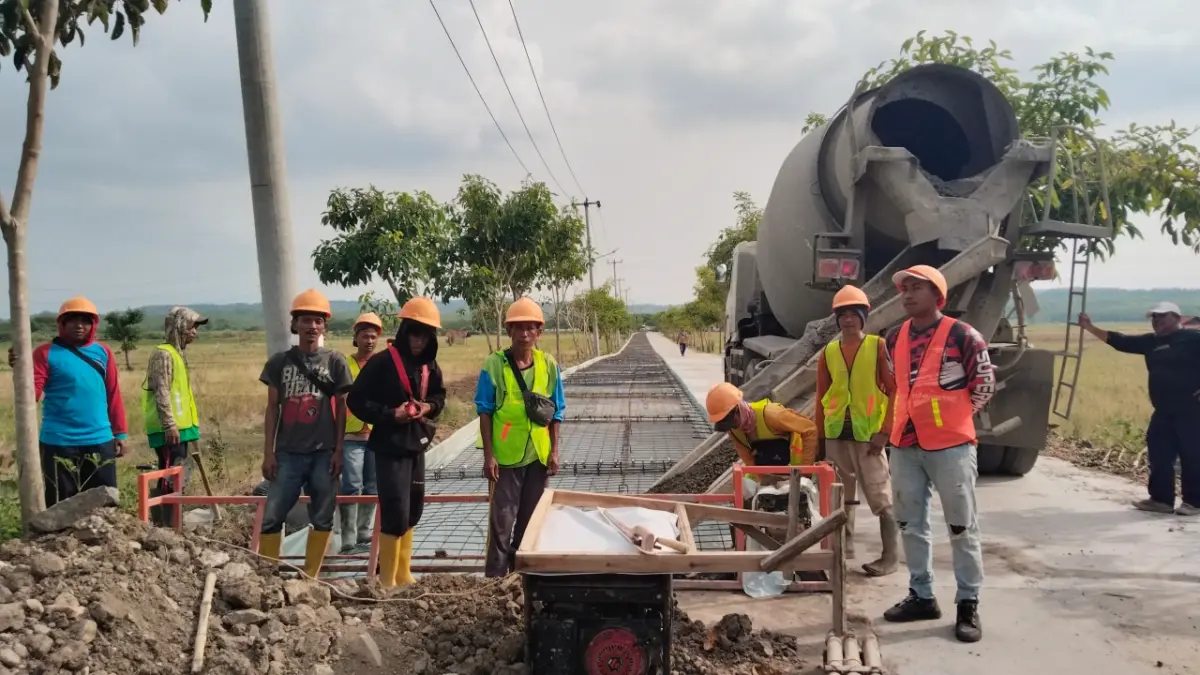 Pekerja menyelesaikan proyek perbaikan infrastruktur di salah satu ruas jalan di Kabupaten Cirebon. Dinas Peke