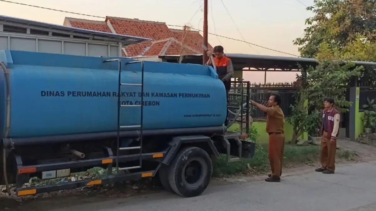 BPBD Kota Cirebon memberikan bantuan air bersih