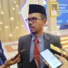 Kepala DPMD Kabupaten Cirebon, Iwan Ridwan Hardiawan memberikan keterangan pers terkait gelaran Pilwu Serentak