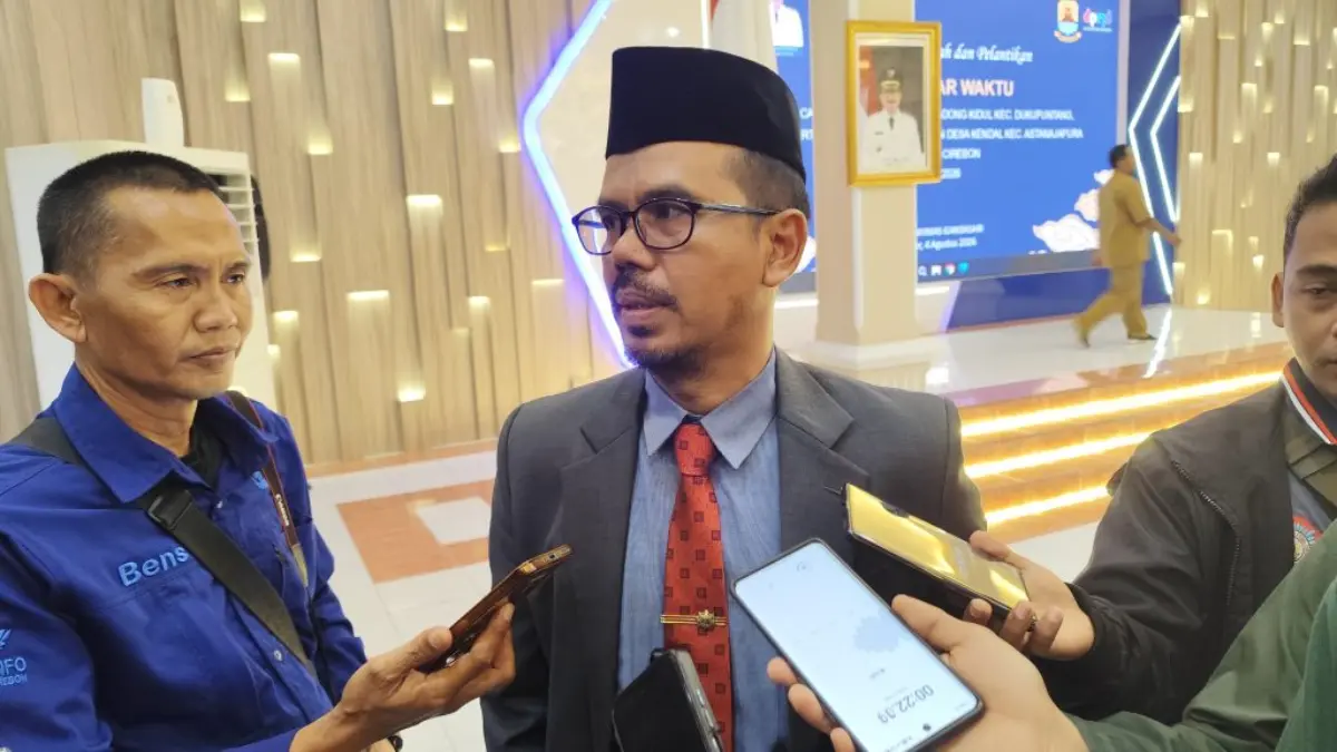 Kepala DPMD Kabupaten Cirebon, Iwan Ridwan Hardiawan memberikan keterangan pers terkait gelaran Pilwu Serentak