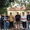 Kelompok mahasiswa Kuliah Kerja Nyata (KKN) Tematik UIN Siber Cirebon tahun 2026 bersama Ketua RW 04 Blok Wuni