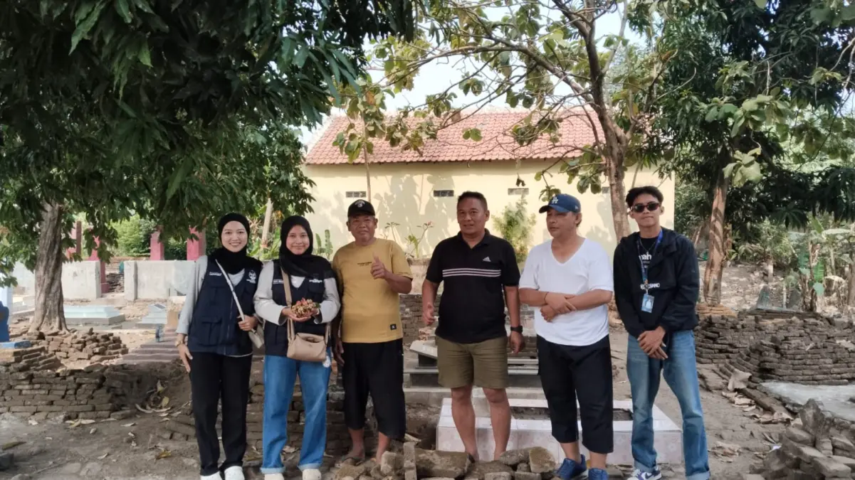 Kelompok mahasiswa Kuliah Kerja Nyata (KKN) Tematik UIN Siber Cirebon tahun 2026 bersama Ketua RW 04 Blok Wuni