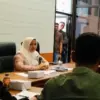 Ketua DPRD Kabupaten Cirebon, Dr. Sophi Zulfia SH MH, menerima audiensi puluhan warga Hulubanteng yang datang