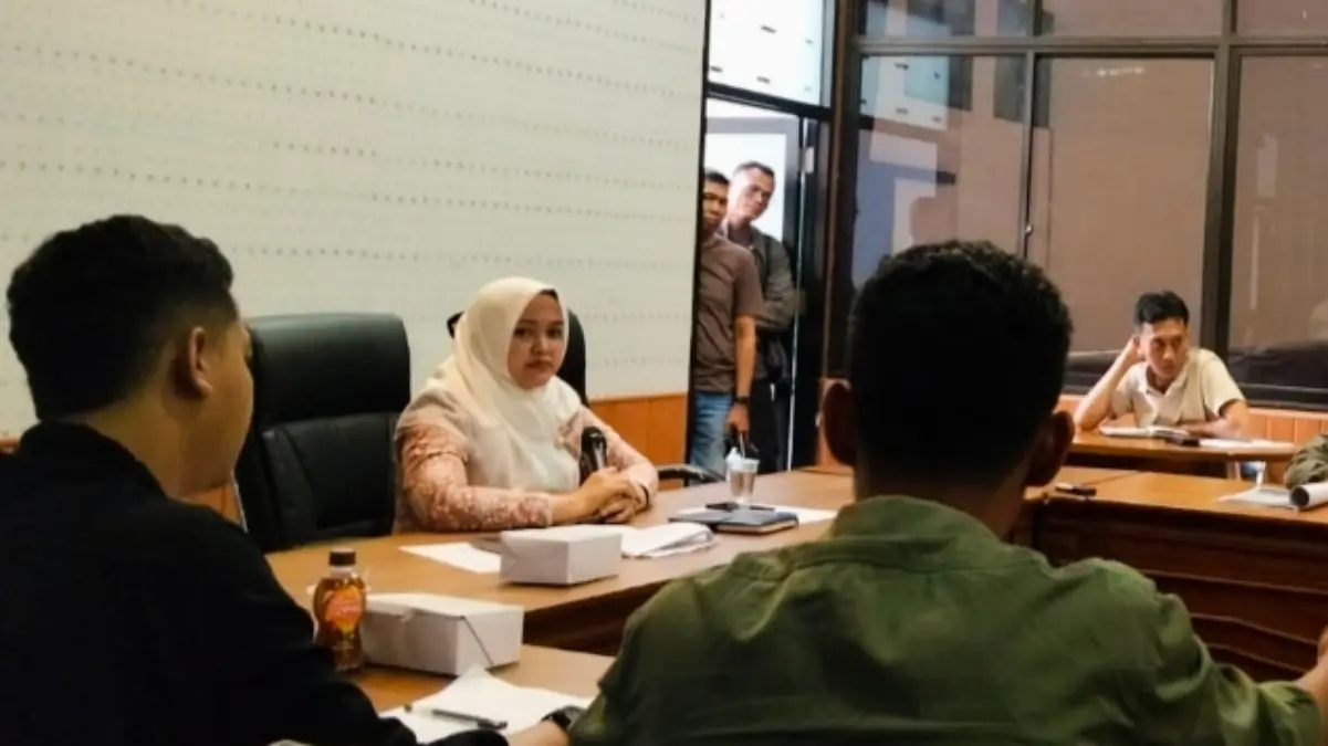 Ketua DPRD Kabupaten Cirebon, Dr. Sophi Zulfia SH MH, menerima audiensi puluhan warga Hulubanteng yang datang