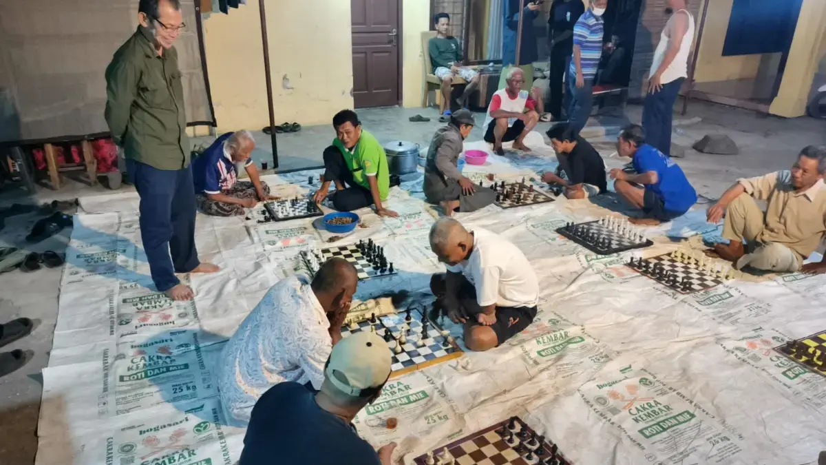 Semarak HUT RI di Desa Dawuan: Warga Antusias Adu Strategi di Turnamen Catur Lesehan 'Wuni 1 Cup' Sekretaris Persatuan Catur Seluruh Indonesia (Percasi) Kabupaten Cirebon yang juga Plt. Kepala SMKN 1 Gunung J