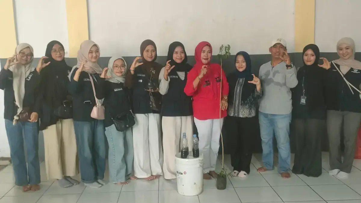 Kolaborasi KKN Kelompok 123 UIN Siber Syekh Nurjati Cirebon dan Pemerintah Desa Dawuan dalam pembagian bibit t