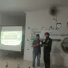 Momen penyerahan plakat kenang-kenangan oleh perwakilan mahasiswa KKN Kelompok 123 UIN Siber Syekh Nurjati Ci