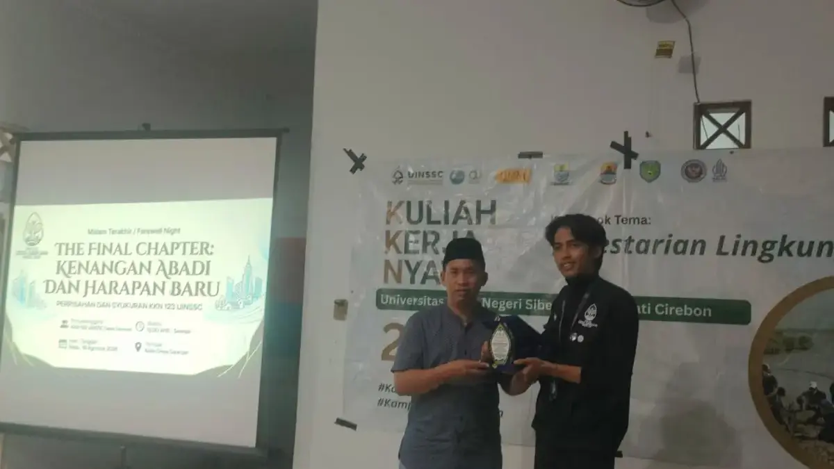 Momen penyerahan plakat kenang-kenangan oleh perwakilan mahasiswa KKN Kelompok 123 UIN Siber Syekh Nurjati Ci
