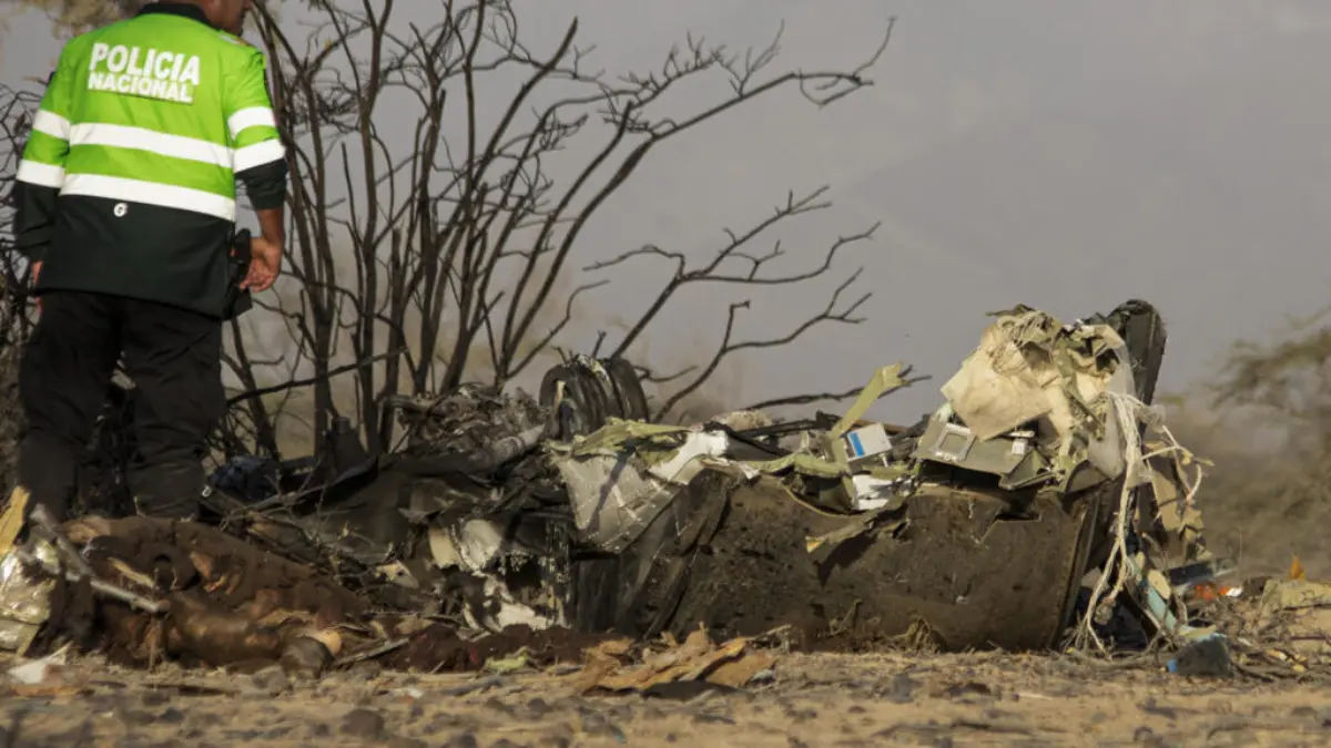 Pesawat Wisata Kecil Cessna Caravan C-208 Milik Aerodiana Jatuh di Selatan Peru: 13 Orang Tewas Seorang petugas polisi berdiri di samping puing-puing pesawat kecil yang jatuh di Peru, menewaskan semua 13 or