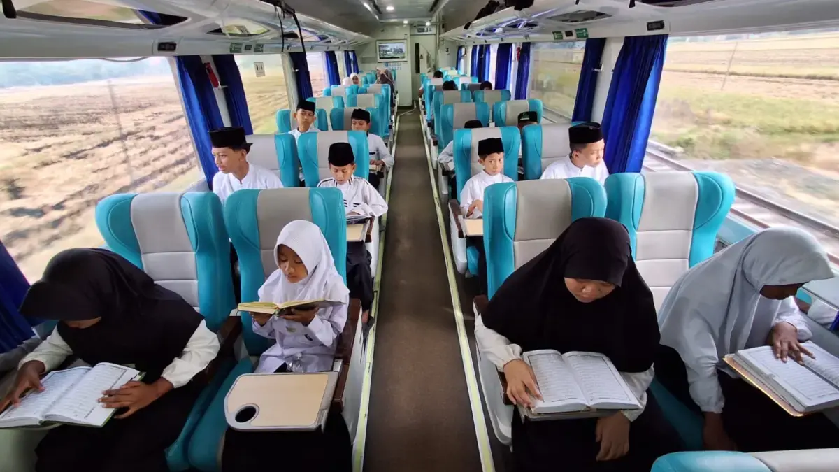 KAI Daop 3 Cirebon Gelar Ngaji dan Doa Bareng Anak Yatim Tahfidz Al-Qur'an di Atas Kereta Ngaji dan Doa Bersama Anak Yatim Tahfidz di KA Kaligung dan KA Tegal Bahari