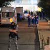 Seorang petugas polisi berjaga di dekat lokasi ledakan bom, dekat dengan sebuah restoran di pusat kota Moskow,