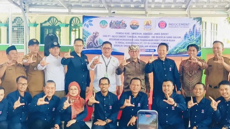 Pemkab Cirebon dan Indocement Tanam Pohon Buah di Gunung Blindis, Perkuat Konservasi Lingkungan Penanaman Pohon di wilayah Cirebon oleh Bupati Cirebon dengan PT Indocement (Foto: Dok. Humas PT Indocement)