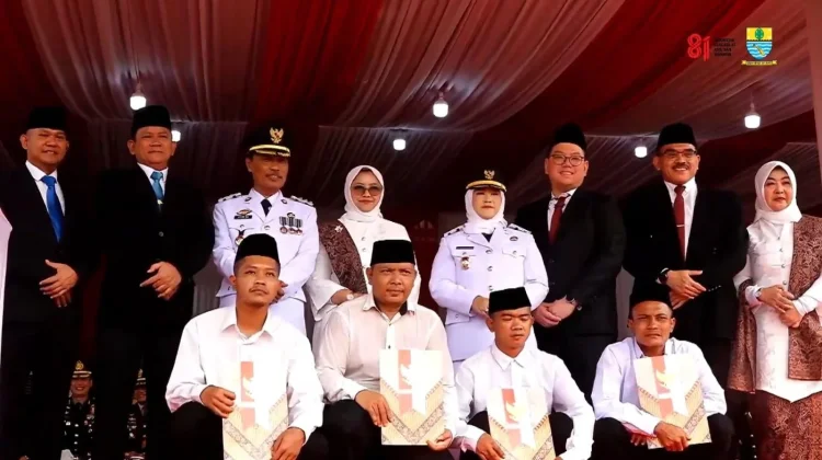 Peringatan HUT ke-81 RI di Kota Cirebon: Urai Fokus Infrastruktur hingga Sajikan Drama Kolosal 4.113 Pelajar Walikota Cirebon Effendi Edo dan Wakil Walikota Cirebon Siti Farida, serta Sekda Kota Cirebon Iing Daiman bers