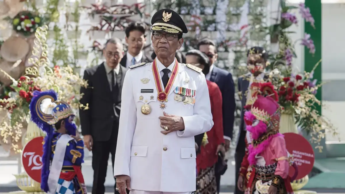Gubernur DIY Sri Sultan Hamengku Buwono X tiba di lokasi upacara, Senin (17/8). (Foto: Humas Pemda DIY)