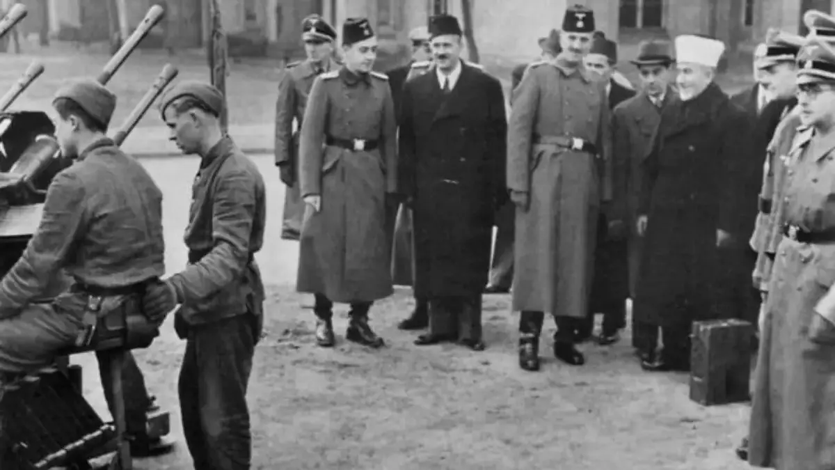 Haji Amin memeriksa tentara dari divisi Muslim pasukan SS yang dibesarkan di Balkan. Foto ini diambil pada tah