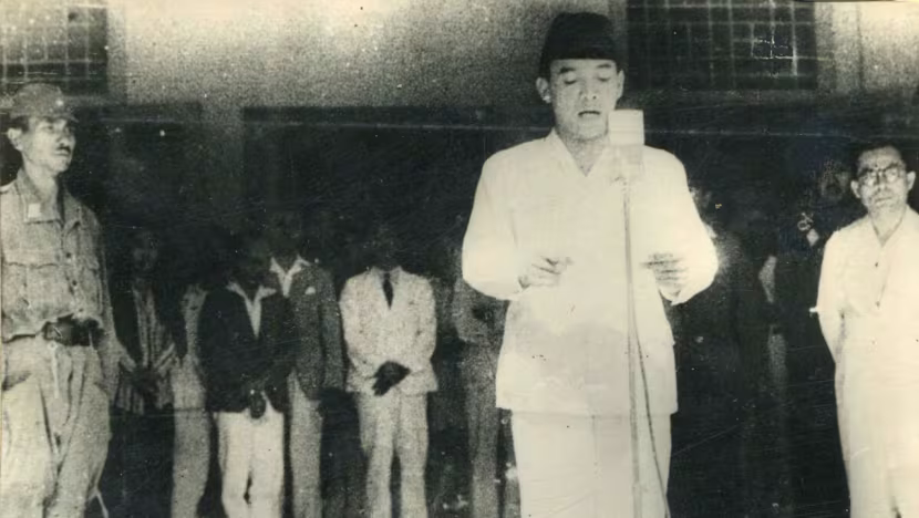 Menelusuri Perjalanan Rekaman Suara Proklamasi Kemerdekaan RI dari Studio Lokananta Bung Karno membacakan naskah teks proklamasi pada 17 Agustus 1945. (IPPHOS)