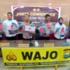 Kapolres Wajo, AKP Douglas Mahendrajaya memperlihatkan barang bukti kasus penganiayaan yang mengakibatkan hila