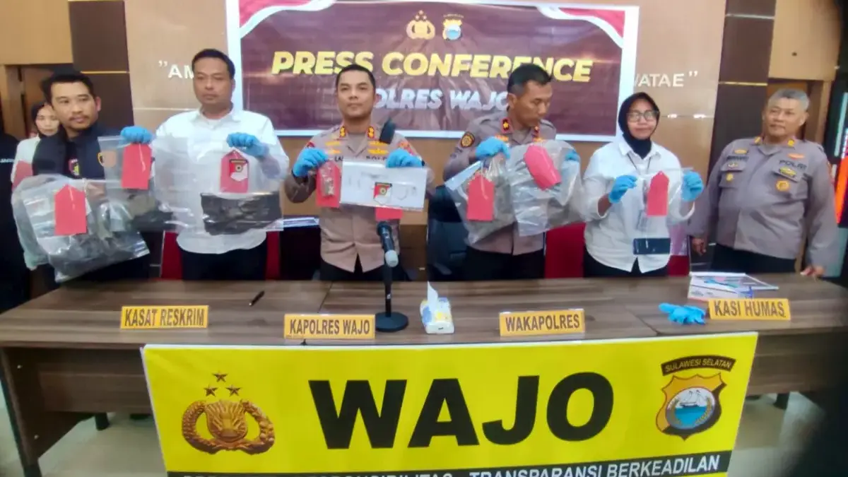 Kapolres Wajo, AKP Douglas Mahendrajaya memperlihatkan barang bukti kasus penganiayaan yang mengakibatkan hila
