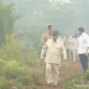 Presiden RI Prabowo Subianto menyusuri jalan setapak saat meninjau langsung lokasi kebakaran hutan dan lahan (