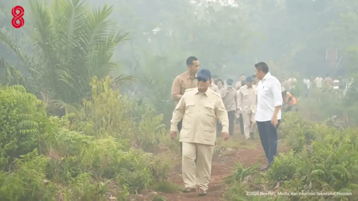Tanpa Masker Prabowo Tinjau Langsung Lokasi Karhutla di Kalimantan Barat Presiden RI Prabowo Subianto menyusuri jalan setapak saat meninjau langsung lokasi kebakaran hutan dan lahan (