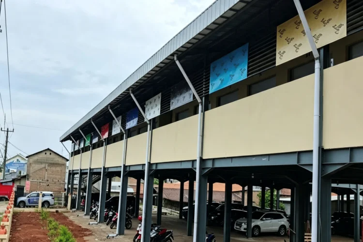 Ironi Pasar Palimanan Rp 15 M: Sepi, 225 Pedagang Gulung Tikar, hingga Eksodus Toko Emas uasana Pasar Palimanan yang tampak lengang. Usai direvitalisasi, aktivitas jual beli menurun, ratusan pedagang