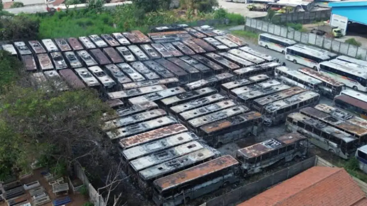 Sekitar 50 bus Sinar Jaya di Jalan Jarakosta, Desa Sukadanau, Cikarang Barat, Kabupaten Bekasi, ludes terbakar