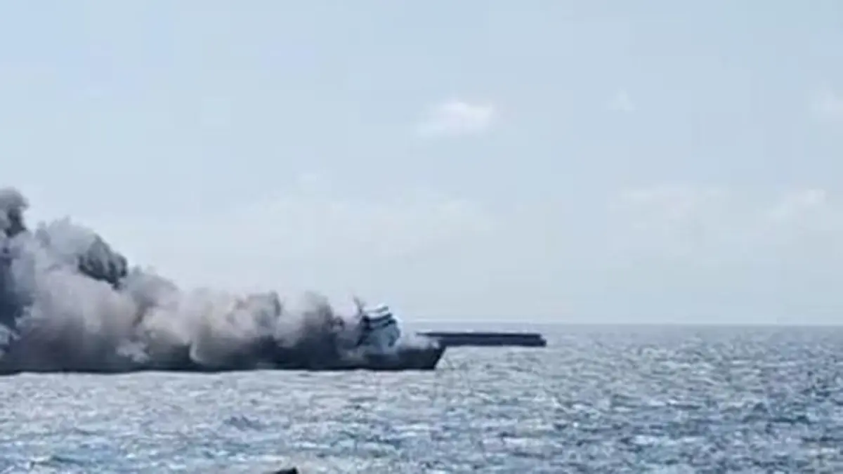 KMP Mutiara Sentosa 2 yang Terbakar di Perairan Madura: Muat 181 Kendaraan, 232 Penumpang KM Mutiara Sentosa II yang terbakar di perairan Sumenep. (IST)